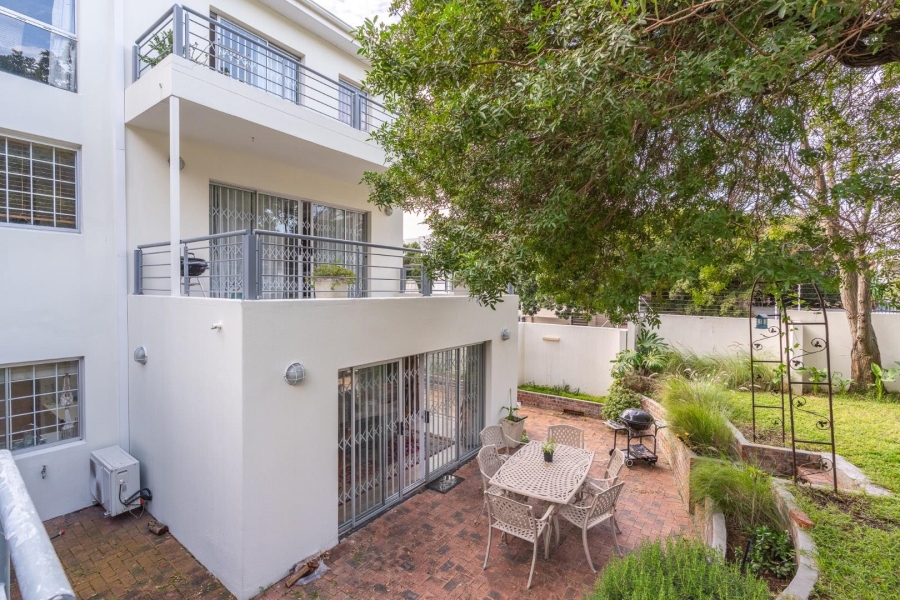 6 Bedroom Property for Sale in Vredehoek Western Cape